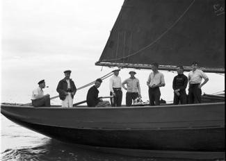 Jolie Brise before the 1932 start, her owner-skipper Bobby Somerset third from the left. Rosenfeld Collection Photo © Mystic Seaport Museum